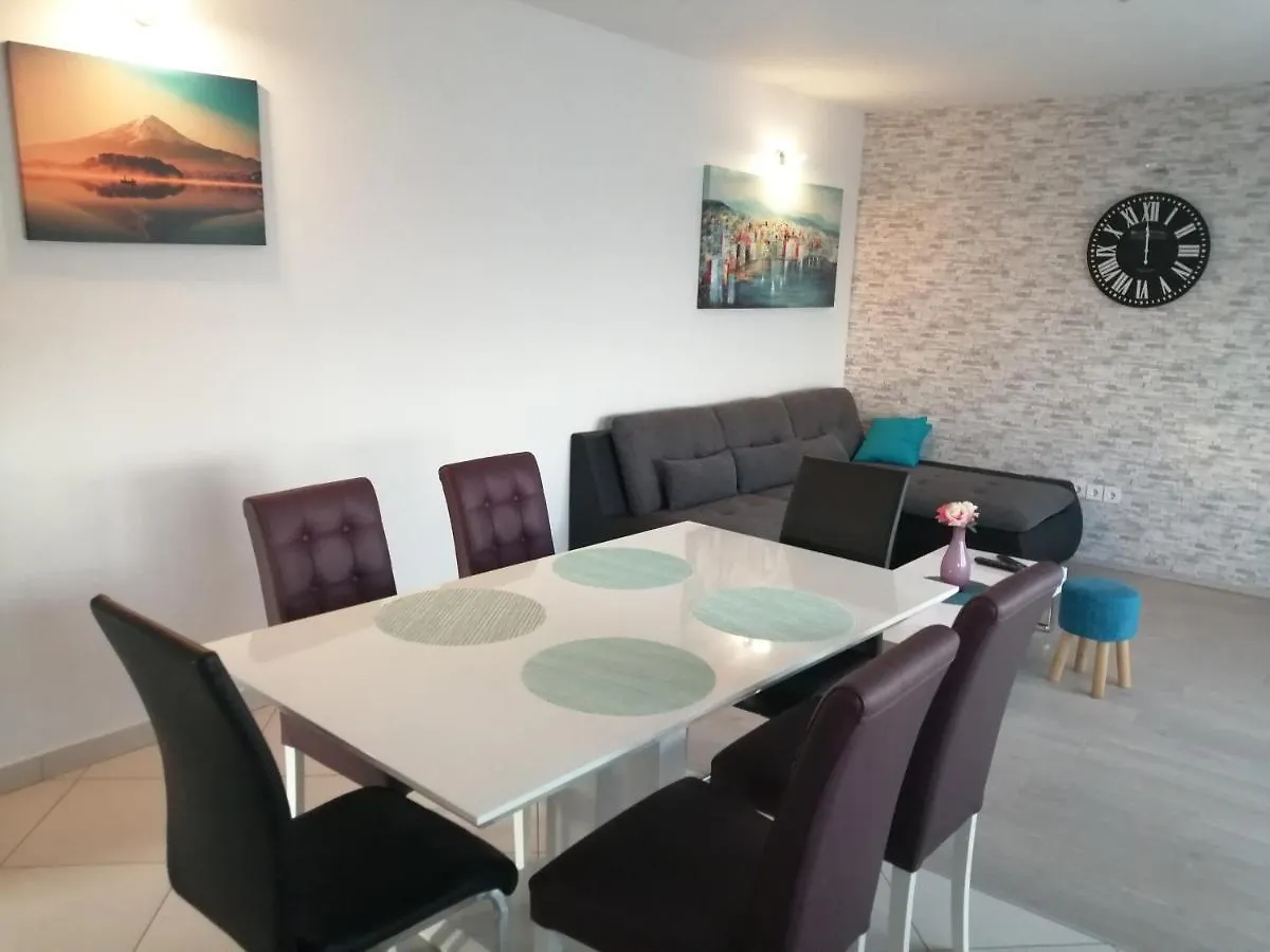 Lana I Natali Apartment Kastela